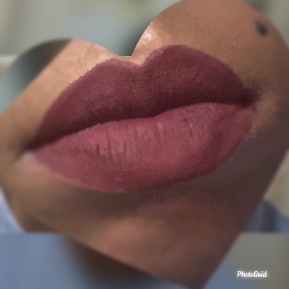 πCHARM MATTE LIQUID LIPSTICK π - Picture 3 of 6